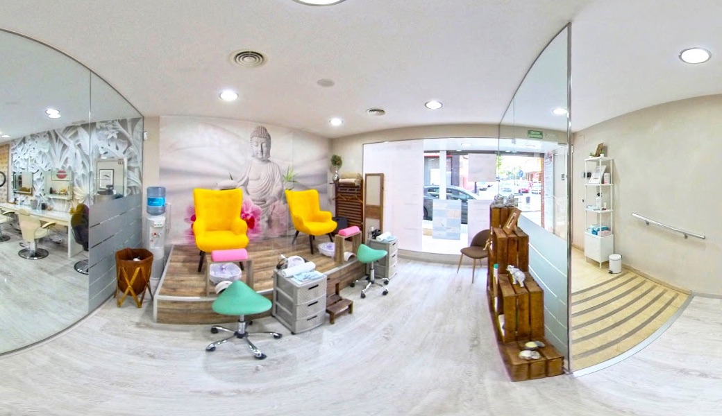 Interior del salón GLOSS con los sillones de pedicura